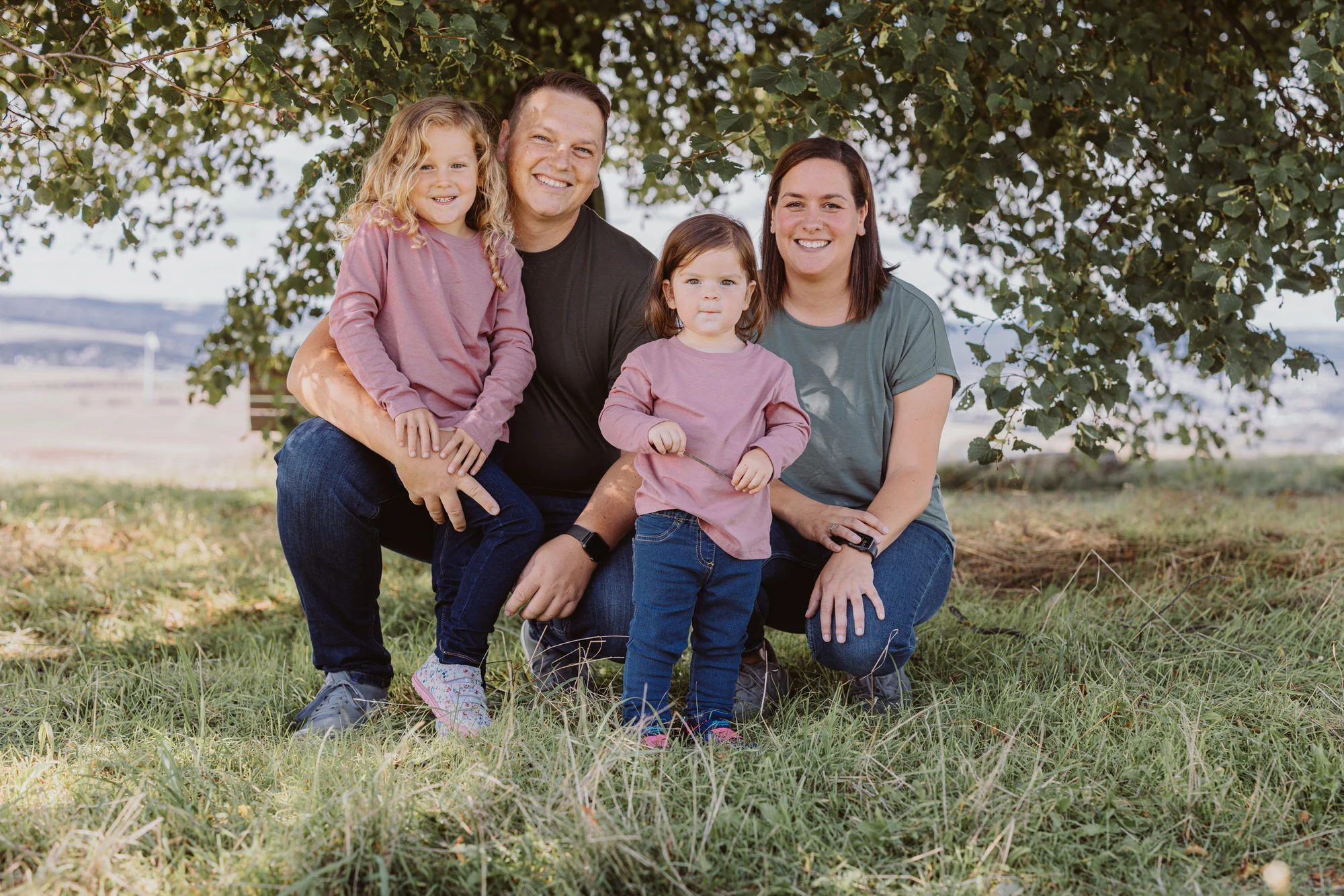 Familienfotografie mit Bewegung und ehrlichem Lachen